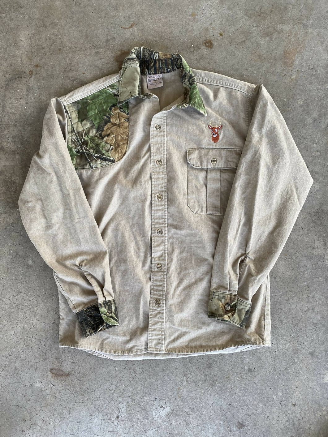 Vintage Team Realtree Deer Embroidered Button Up (M)