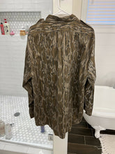 Load image into Gallery viewer, Mossy Oak Bottomland Button Up (XL)