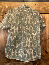 Load image into Gallery viewer, Mossy Oak Greenleaf Short Sleeve Button Up (L)🇺🇸