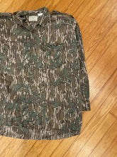 Load image into Gallery viewer, Vintage Mossy Oak Green Leaf Lightweight Button Up (XL)