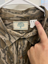 Load image into Gallery viewer, Mossy Oak Bottomland Button Up (XL)